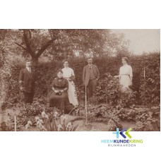 br121 W.bruns en fam. vd loo in de tuin van Hoek huis